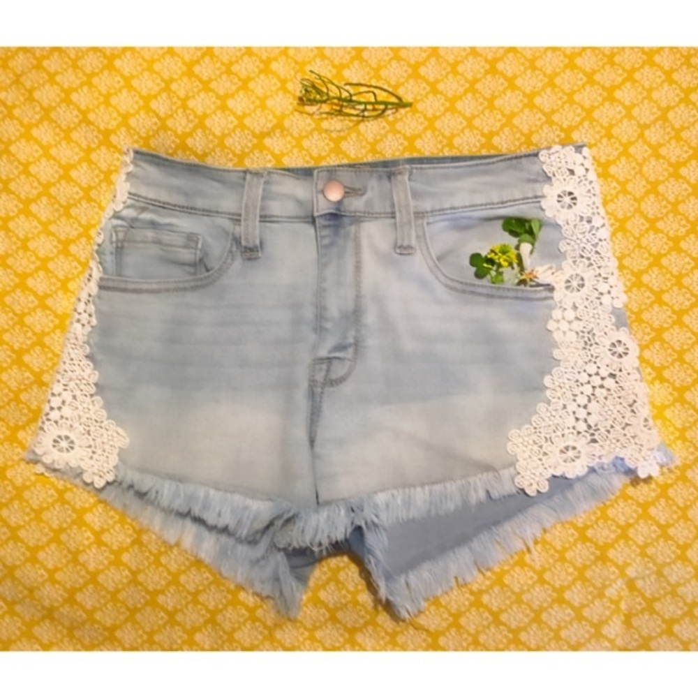 MOSSIMO HIGH RISE SHORTS W/ LACEY FLOWER PATTERN